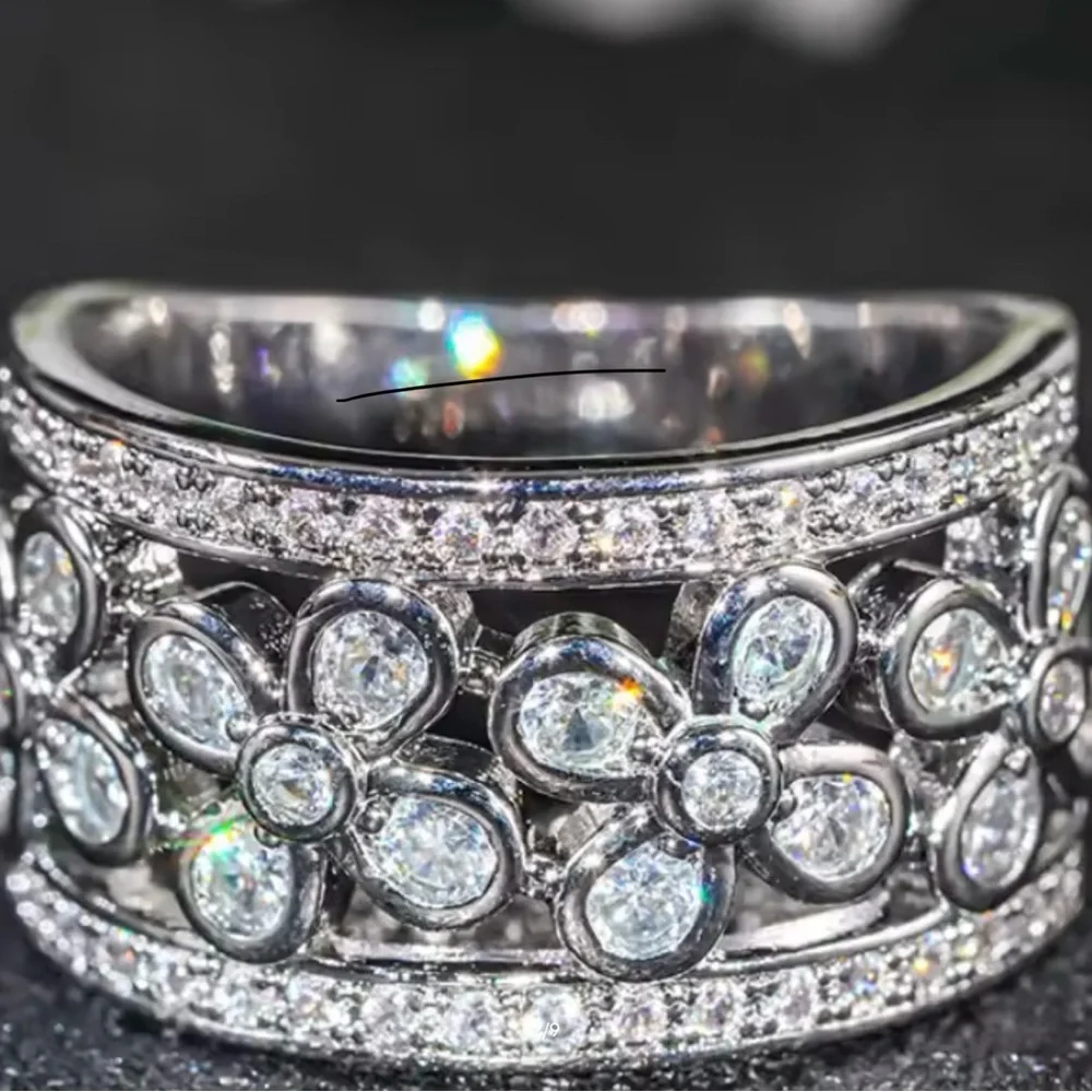 NEW Elegant Silver Floral Ring